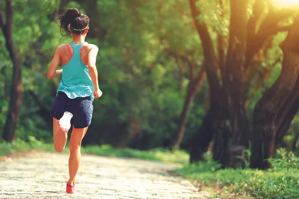 Vrouw trail loper — Stockfoto