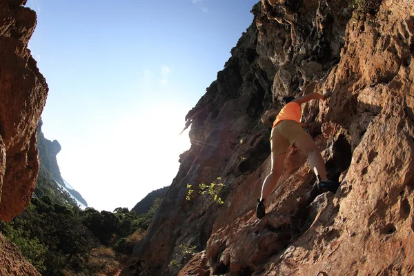 Woman rock climber — Stock Photo, Image