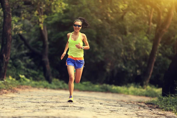 Kadın iz runner — Stok fotoğraf