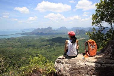 backpacker olan kadın 