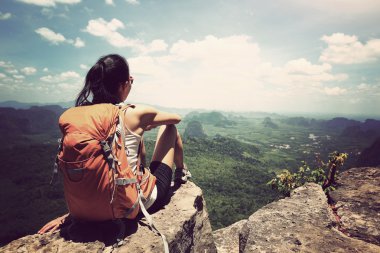 başarılı kadın uzun yürüyüşe çıkan kimse