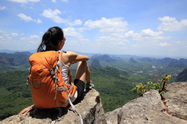 başarılı kadın uzun yürüyüşe çıkan kimse