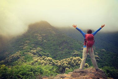 genç kadın uzun yürüyüşe çıkan kimse