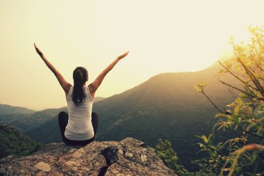 Genç fitness yoga kadın