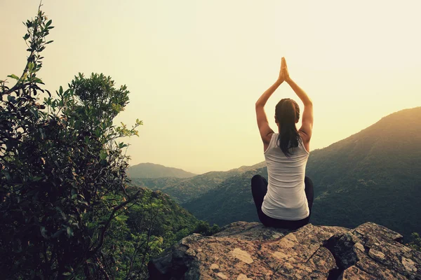 Joven fitness yoga mujer — Foto de Stock