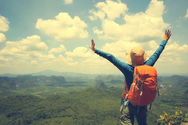 Cheering woman hiker — Stock Photo, Image