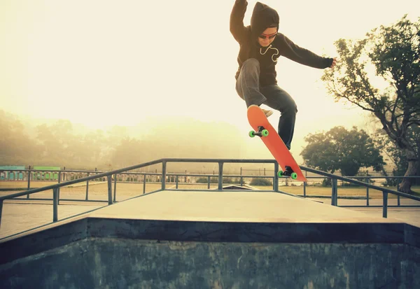 Skateboarding kobieta praktyki — Zdjęcie stockowe