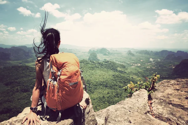 Mujer joven excursionista — Foto de Stock