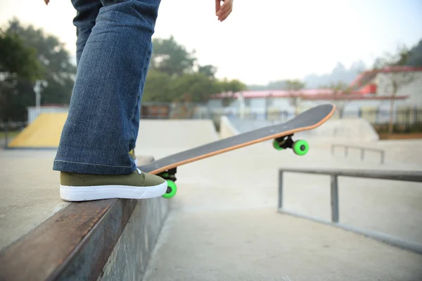 Skateboarding legs at skatepark ramp — Stock Photo, Image