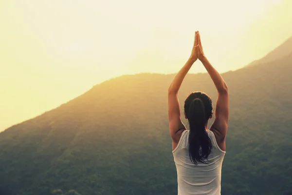 Wanita yoga kebugaran muda — Stok Foto