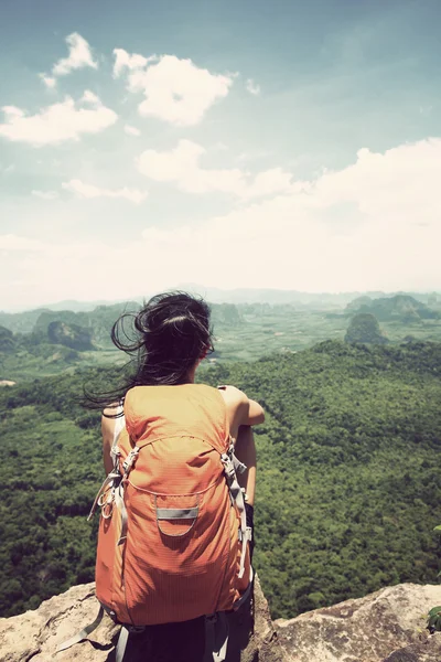 Mujer exitosa excursionista — Foto de Stock