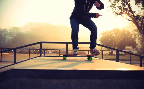 Skateboarding woman practice — Stock Photo, Image