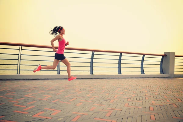 Jovem mulher fitness — Fotografia de Stock