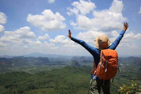 Cheering woman hiker — Stock Photo, Image