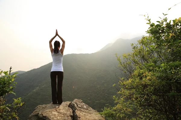 Jeune femme de yoga fitness — Photo