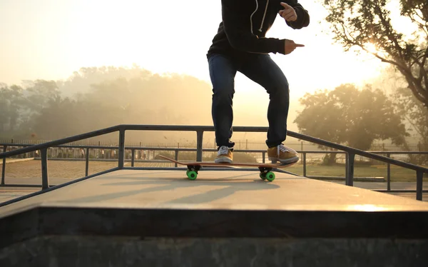 Skateboarden vrouw praktijk — Stockfoto