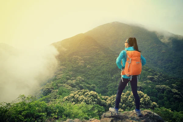 Jonge vrouw met backpacker — Stockfoto