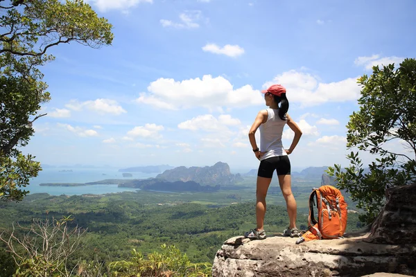 Mujer exitosa excursionista — Foto de Stock