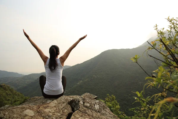 Joven fitness yoga mujer — Foto de Stock