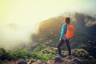 backpacker olan kadın 