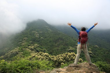 Tezahürat kadın uzun yürüyüşe çıkan kimse 