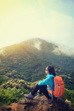 backpacker olan kadın 