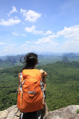 backpacker olan kadın 