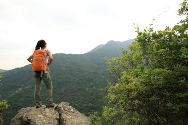 backpacker olan kadın 