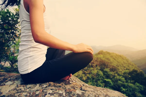 Young Fitness Yoga Woman Mountain Peak — Stock Photo, Image