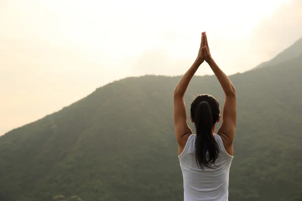 Joven fitness yoga mujer — Foto de Stock