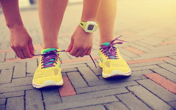 Woman runner tying shoelace — Stock Photo, Image