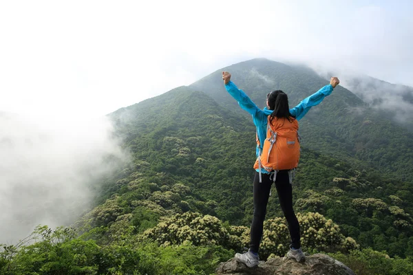 Animando a la mujer excursionista — Foto de Stock