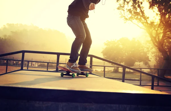 Kvinnan ridning skateboard — Stockfoto