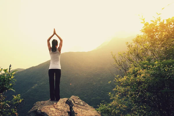 Jeune femme de yoga fitness — Photo