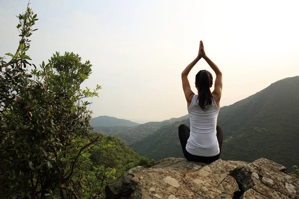 Joven fitness yoga mujer — Foto de Stock