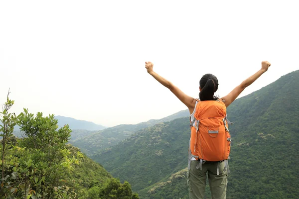 Animando a la mujer excursionista — Foto de Stock