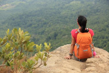 başarılı kadın uzun yürüyüşe çıkan kimse