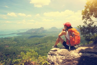 genç kadın uzun yürüyüşe çıkan kimse