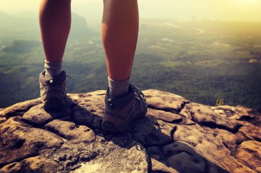 genç kadın uzun yürüyüşe çıkan kimse