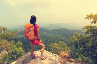 başarılı kadın uzun yürüyüşe çıkan kimse