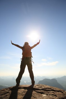 başarılı kadın uzun yürüyüşe çıkan kimse