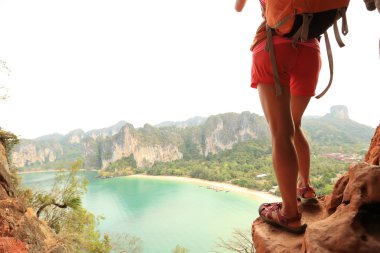 backpacker olan kadın 