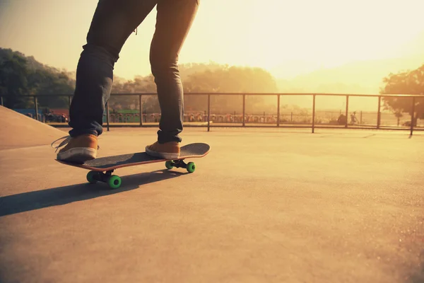 Woman riding skateboard — Stock Photo, Image