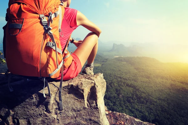 Framgångsrik kvinna hiker — Stockfoto