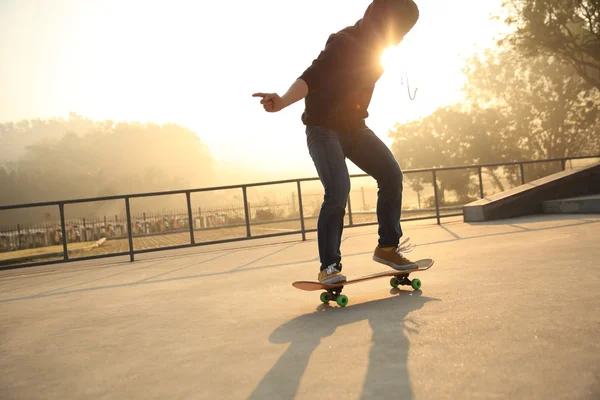 Skateboardfahrerinnen üben — Stockfoto