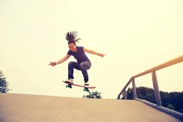 Skateboarding žena praxe — Stock fotografie