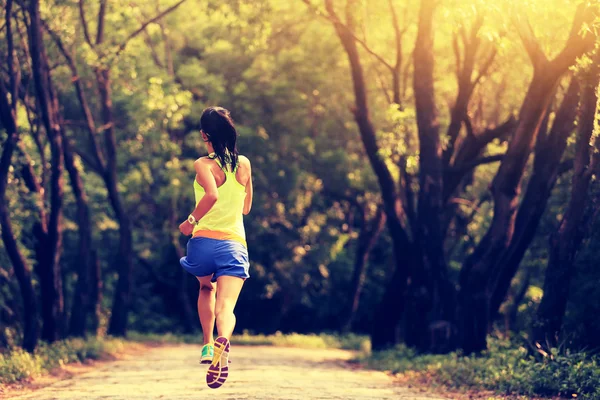 Jovem mulher fitness — Fotografia de Stock