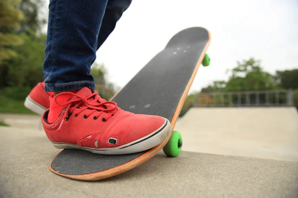 Skateboarden benen bij skatepark helling — Stockfoto