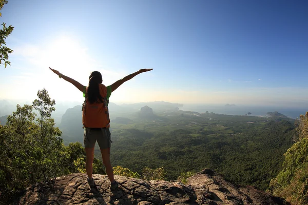 Mujer exitosa excursionista — Foto de Stock