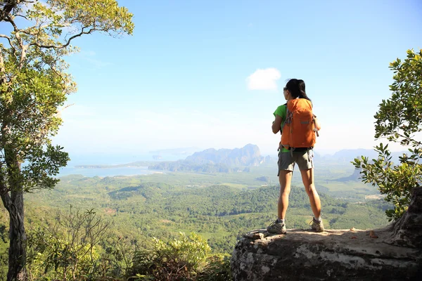 Mujer exitosa excursionista — Foto de Stock